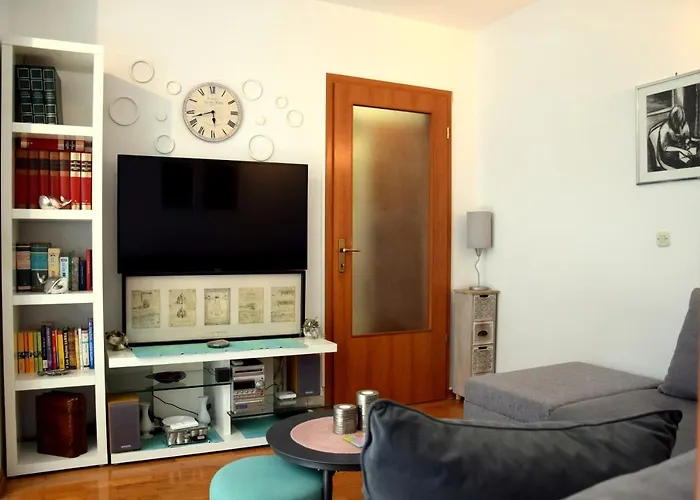 Marimar, Beachfront 1st Row Appartement Split